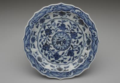 图片[2]-Hibiscus-shaped dish with flowers decoration in underglaze blue, Ming dynasty, Yongle reign (1403-1424)-China Archive